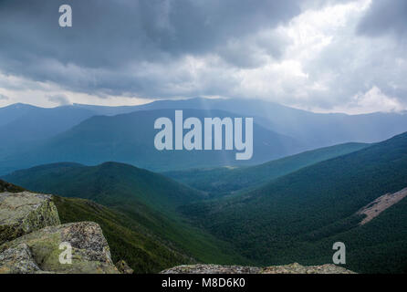 Sturm (Regen) Wolken verschlingen Owls Head Mountain vom Gipfel des Pemigewasset Bondlcliff Berg in der Wüste von New Hampshire im Sommer Stockfoto