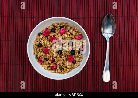 Müsli Frühstück Müsli in der Schüssel mit Löffel Stockfoto