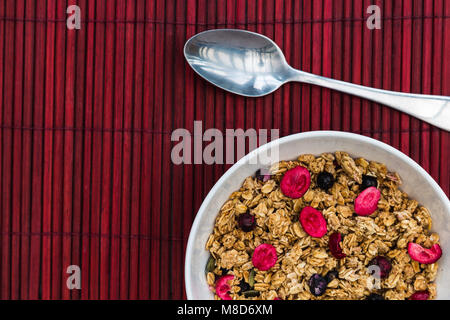 Müsli Frühstück Müsli in der Schüssel mit Löffel + Kopie Raum Stockfoto