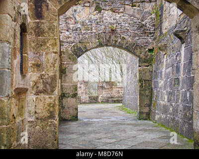 Steinbogen in einer mittelalterlichen Burg Stockfoto