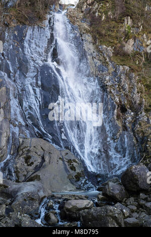 Aber Falls Wasserfall oder Rhaeadr Fawr mit gefrorenem Wasser auf Felsen in Coedydd Aber National Nature Reserve in Snowdonia. Abergwyngregyn Wales UK Stockfoto