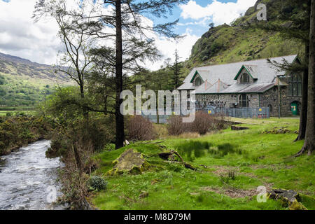 Kleine Cwm Dyli Wasserkraftwerk und Afon Glaslyn Fluss in Snowdonia National Park. Nant Gwynant, Gwynedd, Wales, Großbritannien, Großbritannien Stockfoto