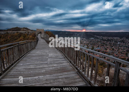 Alte Festung bei Sonnenuntergang. Ein Sonnenuntergang Blick auf die mittelalterliche Festung in der Nähe von Ovech Provadia, Bulgarien Stockfoto