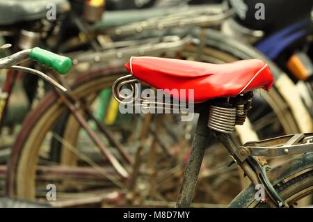 Rot, antikes Fahrrad Sattel steht aus abgestellte Fahrräder, Kochi, Indien Stockfoto