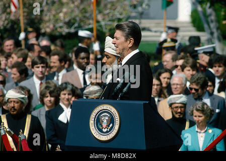 Washington, DC., USA, 12. April 1983 Präsident Ronald Reagan hosts Sultan Qaboos Said von Oman im Weißen Haus. Credit: Mark Reinstein/MediaPunch Stockfoto