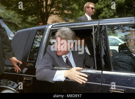 Washington, DC., USA, 6. Juli, Arkansas 1992 Gouverneur und Präsidentschaftskandidat William Jefferson Clinton stößt seinen Kopf aus der Limousine mit Hilfe zu sprechen, als er das Hauptquartier der NARAL nach der Kampagne Rede verlässt. Er stand Schulter an Schulter mit Kate Michelman, Leiter der Nationalen Abtreibung Rights Action League zu schultern, und erklärte: "Als Präsident werde ich nicht machen Sie sich Sorgen." Er erklärte auch, dass er ein "pro-choice" running mate auswählen würde. Credit: Mark Reinstein/MediaPunch Stockfoto