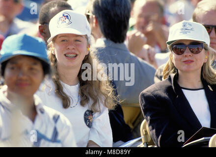 Camp Springs Maryland, USA, Mai 1993 First Lady Hillary Rodham Clinton (R) mit ihrer Tochter Chelsea Clinton am Joint Base Andrews beobachten die air show Quelle: Mark Reinstein/MediaPunch Stockfoto