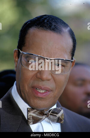 Washington, DC. Oktober, 1997 Louis Farrakhan spricht mit Reportern außerhalb NBC Studios nach seinem Auftritt am Sonntag morgen Talkshow "Meet the Press". Credit: Mark Reinstein/MediaPunch Stockfoto