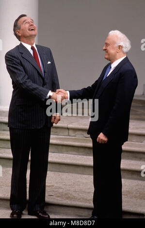 Washington, DC., USA, 6. April 1990 Präsident H.W. Bush schüttelt Hände mit dem sowjetischen Außenminister Eduard Schewardnadse im Rosengarten des Weißen Hauses nach der Sitzung, in der Sie erörterten Fragen der Ernährung. Credit: Mark Reinstein/MediaPunch Stockfoto