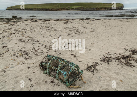 Vintage Lobster Pot oder creel, der am Ufer des Meeres bei Birsay in Orkney abgebrochen Stockfoto