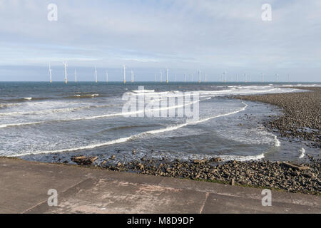 Die Küste von South Gare mit Offshore- Windenergieanlagen in Redcar, England, Großbritannien Stockfoto