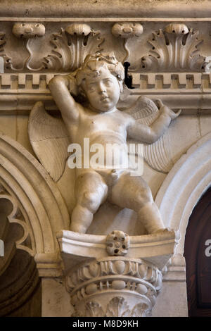 Stein Skulptur der Engel an der Wand der neuen Kapelle in Trogir Kathedrale von Saint Lawrence Stockfoto