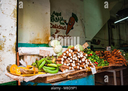 Obst und Gemüse stehen in der Altstadt von Havanna Vieja (Kuba) Stockfoto