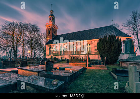 Die alten historischen Reformierten Kirche an Tjamsweer, in der Nähe von appingedam in der Provinz Groningen, Niederlande. Stockfoto