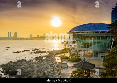 Busan Gwangan Brücke und Nurimaru APEC-Haus bei Sonnenuntergang Stockfoto