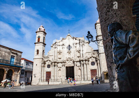 Havanna, Kuba - Dezember 12, 2016: Statue Antonio Gades an der Plaza de la Kathedrale in der Altstadt von Havanna (Kuba) mit der barocken Architektur von San-Cristob Stockfoto