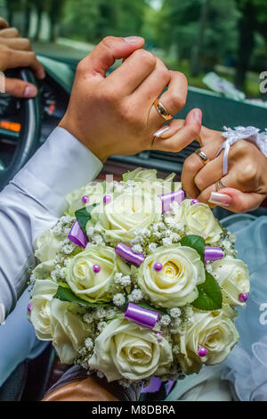 Blume, Bouquet, Liebe, Tag, Valentinstag, Hochzeit, Hintergrund, hymeneal, Ringe, Dekoration, Konzept, Ferien, Objekt, Feier, kreativ, Gold, Paar, Engagement,, Natur, Holz-, Blumen Stockfoto