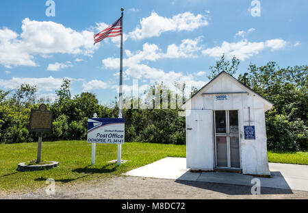 Ochopee, FL - März 01, 2018: Ein Blick auf das kleinste Postamt in den Vereinigten Staaten am Rande der Everglades. Dieser Schrank - Größe, 7 x 8-Fuß Stockfoto