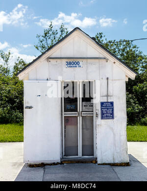 Ochopee, FL - März 01, 2018: Ein Blick auf das kleinste Postamt in den Vereinigten Staaten am Rande der Everglades. Dieser Schrank - Größe, 7 x 8-Fuß Stockfoto