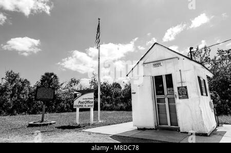 Ochopee, FL - März 01, 2018: Ein Blick auf das kleinste Postamt in den Vereinigten Staaten am Rande der Everglades. Dieser Schrank - Größe, 7 x 8-Fuß Stockfoto