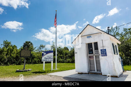 Ochopee, FL - März 01, 2018: Ein Blick auf das kleinste Postamt in den Vereinigten Staaten am Rande der Everglades. Dieser Schrank - Größe, 7 x 8-Fuß Stockfoto