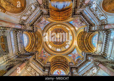 : Rom, Italien, 3. NOVEMBER 2015: Decke Blick auf die Basilika von Santa Agnese in Agone, in der Piazza Navona, Rom. Stockfoto