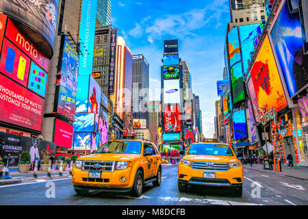 NEW YORK CITY, USA - Dezember 01, 2013: Times Square, ist ein belebter touristischer Schnittpunkt von Neon Kunst und Kommerz und ist eine Ikone Street von New York City Stockfoto