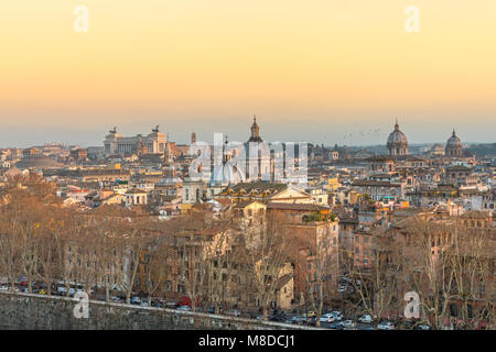 Wunderbare Aussicht auf Rom Skyline bei Sonnenuntergang vom Castel Sant Angelo Stockfoto