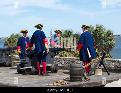 St. Augustine, FL - 07 März, 2018: Zeitraum gekleideten Freiwilligen feuerte 6 Pounder Kanone über Matanzas Bay reenact Stockfoto