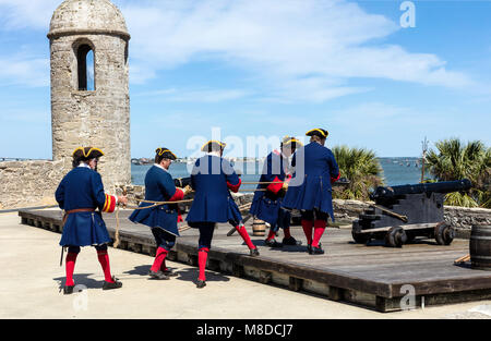 St. Augustine, FL - 07 März, 2018: Zeitraum gekleideten Freiwilligen feuerte 6 Pounder Kanone über Matanzas Bay reenact Stockfoto