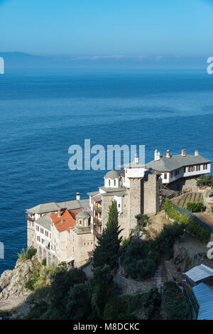 Mit Blick auf das Kloster Osiou gregoriou an der südwestlichen Küste der Halbinsel Athos, Mazedonien, Nordgriechenland Stockfoto
