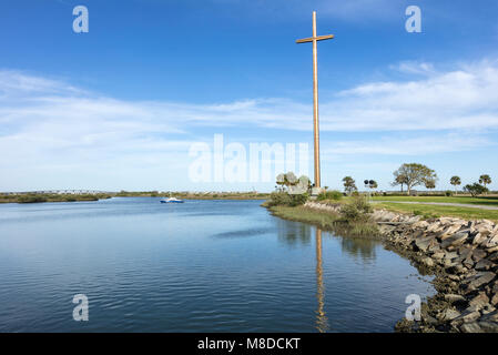 St. Augustine, FL - 07 März, 2018: Blick auf das große Kreuz des hl. Augustinus. Es wurde gebaut, um 400 Jahre von der Gründung der ersten christlichen Feiern Stockfoto