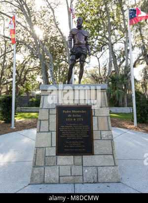 St. Augustine, FL - März 07, 2018: Ein Blick auf die Bronzestatue von Pedro Menendez de Aviles, der Gründer des Hl. Augustinus im Jahre 1565 Stockfoto