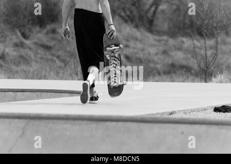 Tulsa, Oklahoma, März 2018, ein unbekannter junger Mann Skate Boarding an einem lokalen Park in Tulsa, Oklahoma 2018 Stockfoto