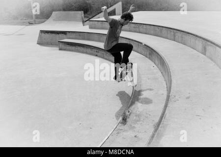 Tulsa, Oklahoma, März 2018, ein unbekannter junger Mann Skate Boarding an einem lokalen Park in Tulsa, Oklahoma 2018 Stockfoto