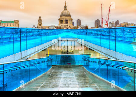 St. Pauls Kathedrale und Millennium Bridge, London, UK Stockfoto