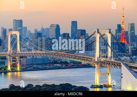 Skyline von Tokyo mit Tokyo Tower und die Rainbow Bridge. Tokio, Japan. Stockfoto