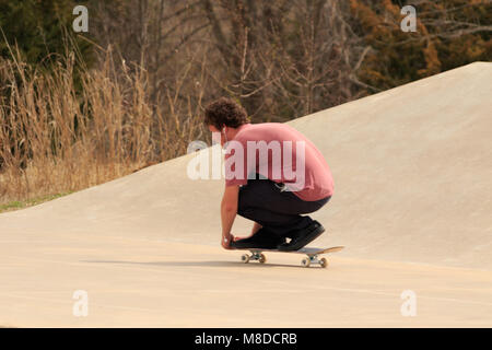 Tulsa, Oklahoma, März 2018, ein unbekannter junger Mann Skate Boarding an einem lokalen Park in Tulsa, Oklahoma 2018 Stockfoto