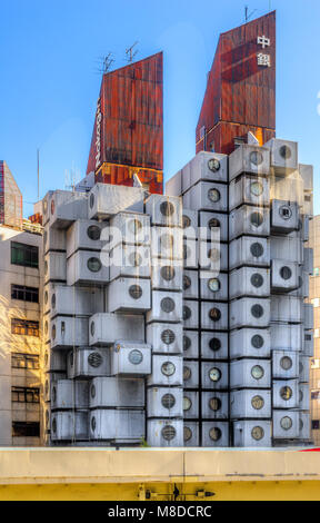 TOKYO, Japan - 12. NOVEMBER 2014: Nakagin Capsule Tower in Tokio, Japan. Dieses Wohn- und Bürogebäude, entworfen vom Architekten Kisho Kurokawa war op Stockfoto