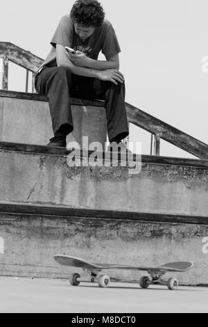 Tulsa, Oklahoma, März 2018, ein unbekannter junger Mann Skate Boarding an einem lokalen Park in Tulsa, Oklahoma 2018 Stockfoto