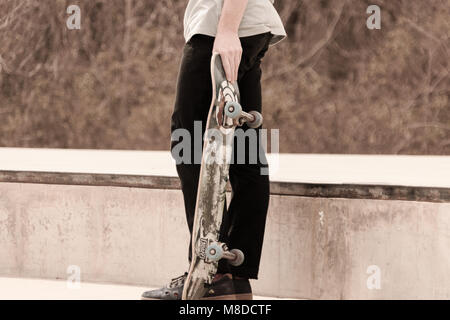 Tulsa, Oklahoma, März 2018, ein unbekannter junger Mann Skate Boarding an einem lokalen Park in Tulsa, Oklahoma 2018 Stockfoto