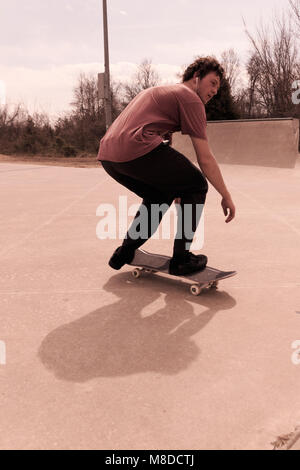 Tulsa, Oklahoma, März 2018, ein unbekannter junger Mann Skate Boarding an einem lokalen Park in Tulsa, Oklahoma 2018 Stockfoto