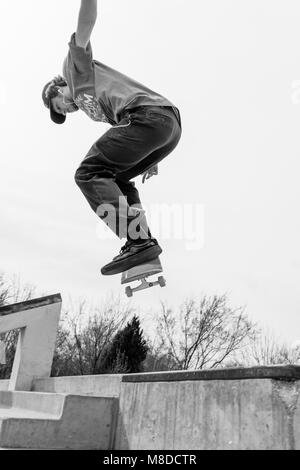 Tulsa, Oklahoma, März 2018, ein unbekannter junger Mann Skate Boarding an einem lokalen Park in Tulsa, Oklahoma 2018 Stockfoto