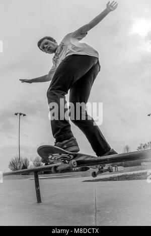 Tulsa, Oklahoma, März 2018, ein unbekannter junger Mann Skate Boarding an einem lokalen Park in Tulsa, Oklahoma 2018 Stockfoto