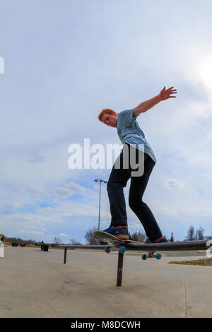 Tulsa, Oklahoma, März 2018, ein unbekannter junger Mann Skate Boarding an einem lokalen Park in Tulsa, Oklahoma 2018 Stockfoto