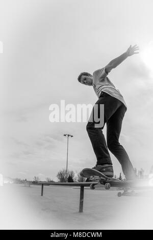 Tulsa, Oklahoma, März 2018, ein unbekannter junger Mann Skate Boarding an einem lokalen Park in Tulsa, Oklahoma 2018 Stockfoto