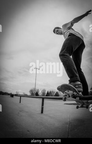 Tulsa, Oklahoma, März 2018, ein unbekannter junger Mann Skate Boarding an einem lokalen Park in Tulsa, Oklahoma 2018 Stockfoto