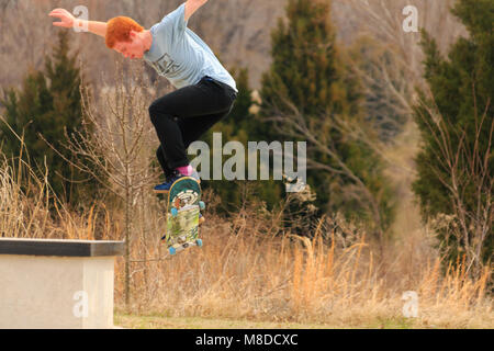 Tulsa, Oklahoma, März 2018, ein unbekannter junger Mann Skate Boarding an einem lokalen Park in Tulsa, Oklahoma 2018 Stockfoto