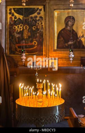 Kerzen und Symbole in das Innere der Kirche Naos Tou Protatou (Axion Esti) in Karyes auf der Halbinsel Athos, Mazedonien, Nordgriechenland Stockfoto