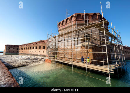 Dry Tortugas, FL - März 05, 2018: Bauarbeiter in einem bewahren Projekt am Fort Jefferson, Dry Tortugas National Park, Florida teilnehmen Stockfoto